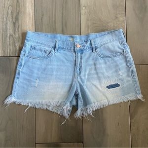 Old Navy Light Wash‎ Distressed Frayed Blue Jean Shorts Women’s Size 8 Regular